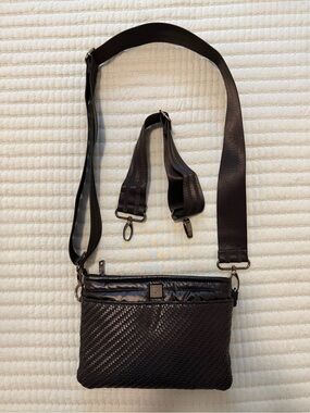 Womens Crossbody Bag in black - Compact Everyday Carry